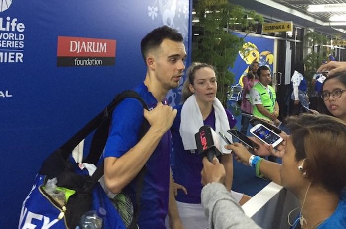  Pasangan ganda campuran Inggris, Chris Adcock/Gabrielle Adcock, menjawab pertanyaan wartawan setelah dikalahkan pasangan Indonesia, Alfian Eko Prasetya/Annisa Saufika, pada babak pertama BCA Indonesia Open Superseries Premier 2016 di Istora Gelora Bung Karno, Senayan, Jakarta, Selasa (31/5/2016). 