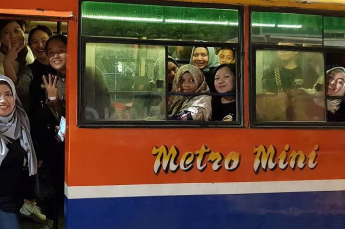 Wife and Girl Friend Sriwijaya FC naik Metro Mini usai menonton laga perebutan peringkat ketiga antara Sriwijaya FC Vs PSMS Medan di Stadion Utama Gelora Bung Karno, Sabtu (17/2/2018)