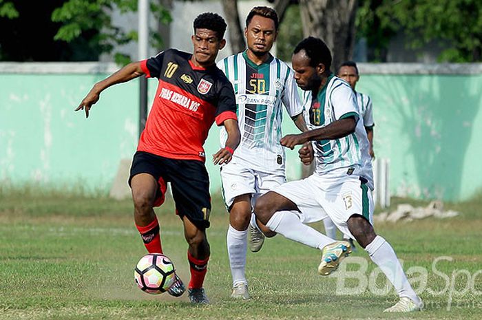 Pemain PS Mojokerto Putra, Ricky R Kambuaya (kiri), menggiring bola dibayangi pemain-pemain Persiwa Wamena dalam laga putaran pertama babak 16 besar Liga 2 di Lapangan Kobangdikal Surabaya, Jawa Timur, Minggu (01/09/2017) sore.