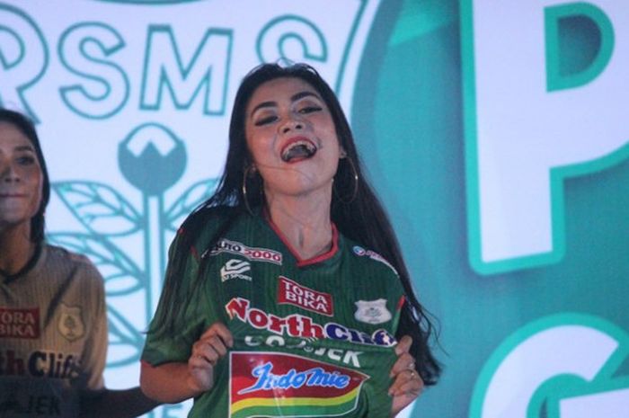 Secara resmi jersey PSMS Medan diperkenalkan saat menggelar gala diner, Rabu (21/3) malam di Medan Club. Setelah sebelumnya saat launching PSMS Medan (17/3) di Stadion Teladan berjalan amburadul. (Abdi Panjaitan)