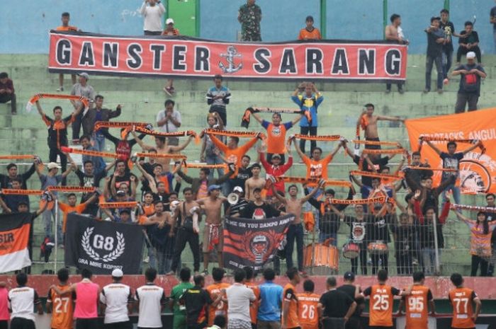 Pemain, pelatih, dan ofisial PSIR Rembang memberikan penghormatan kepada suporter mereka, Gangster, seusai memenangi laga kontra Persik Kediri pada laga pamungkas Grup F Play-off Liga 2 musim 2017 di Stadion Gelora Delta, Sidoarjo, Selasa (17/10/2017) sore. 