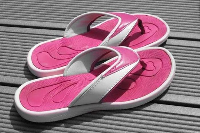 Olahraga dengan memakai sandal itu tidak disarankan.