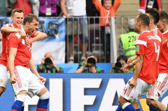 Penyerang Rusia, Artem Dzyuba (kedua dari kiri), merayakan golnya bersama Denis Cheryshev (kiri), dalam laga Grup A Piala Dunia 2018 kontra Arab Saudi di Stadion Luzhniki, Moskow, Rusia pada 14 Juni 2018.