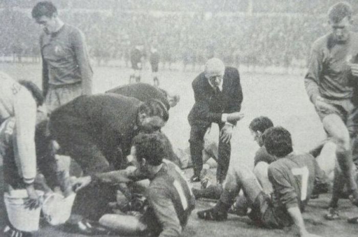 Segenap pemain Manchester United mendapat arahan dari pelatih Matt Busby sebelum memulai babak ekstra dalam pertandingan final Piala Champions versus Benfica, 29 Mei 1968.