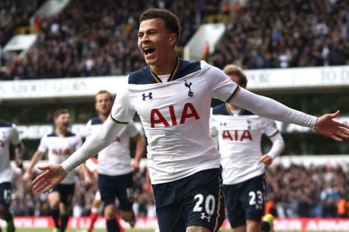 Gelandang Tottenham, Dele Alli, merayakan gol yang ia cetak ke gawang Arsenal pada laga Liga Inggris Tottenham kontra Arsenal di Stadion White Hart Lane, London, Minggu (30/4/2017).
