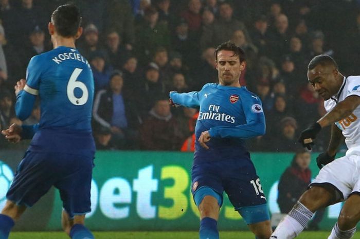 Striker Swansea City, Jordan Ayew (kanan), melepaskan tendangan dalam laga Liga Inggris kontra Arsenal di Stadion Liberty, Swansea, pada 30 Januari 2018.