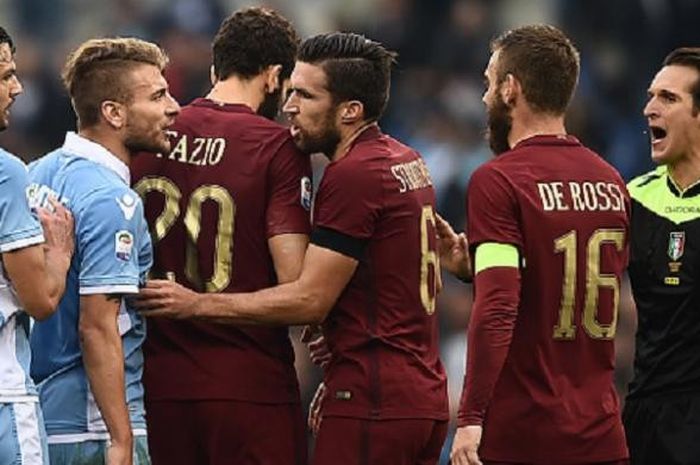 Striker Lazio, Ciro Immobile, dan gelandang AS Roma, Kevin Strootman, terlibat friksi pada Derby della Capitale di Stadion Olimpico, Minggu (4/12/2016). 