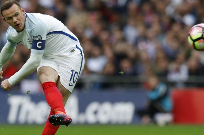 Aksi pemain tim nasional Inggris, Wayne Rooney, saat mengeksekusi tendangan bebas dalam laga Kualifikasi Piala Dunia 2018 menghadapi Malta di Stadion Wembley, London, Inggris, pada 10 Oktober 2016.