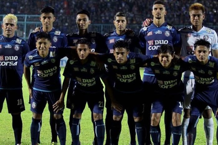 Skuat inti Arema FC jelang laga kontra Persija Jakarta pada laga kedua Grup B penyisihan Piala Presiden 2017 di Stadion Kanjuruhan, Kab Malang pada 11 Februari 2017. 