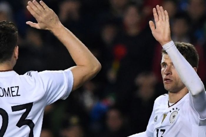 Thomas Mueller (kanan) merayakan gol Jerman bersama penyerang Mario Gomez yang bersarang ke gawang Azerbaijan dalam partai Kualifikasi Piala Dunia 2018 di Baku, Azerbaijan, 26 Maret 2017.