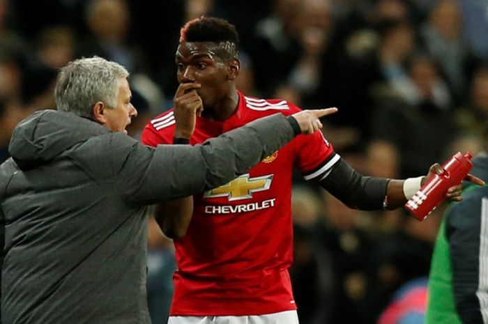 Manajer Manchester United, Jose Mourinho (kiri), berbicara dengan Paul Pogba dalam laga Liga Inggris kontra Tottenham Hotspur di Stadion Wembley, London, pada 31 Januari 2018.