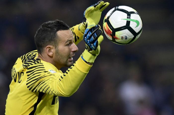 Aksi kiper Inter Milan, Samir Handanovic, melakukan penyelamatan dalam pertandingan Liga Italia 2017-2018 menghadapi AC Milan di Stadion Giuseppe Meazza, Milan, Italia, pada 15 Oktober 2017.