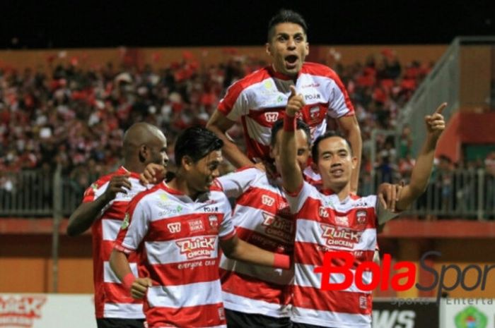 Playmaker Madura United, Slamet Nurcahyo (kanan bawah) merayakan gol yang dicetak ke gawang PS Tira pada lanjutan Liga 1 2018 di Stadion Gelora Ratu Pamelingan, Pamekasan, 3 Agustus 2018. 