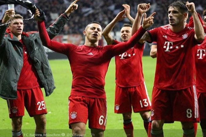 Para pemain Bayern Muenchen merayakan kemanangan atas Eintracht Frankfurt dalam pekan ke-17 Liga Jerman, Sabtu (22/12/2018) di Commerzbank-Arena, Frankfurt.