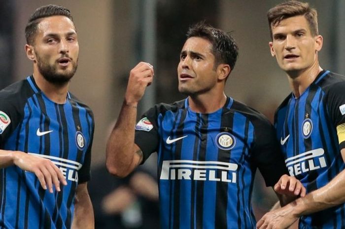 Eder (tengah) merayakan golnya ke gawang Udinese bersama Danilo D'Ambrosio (kiri) dan Marco Andreolli dalam laga Serie A pekan terakhir di Stadion Giuseppe Meazza, Milan, 28 Mei 2017.