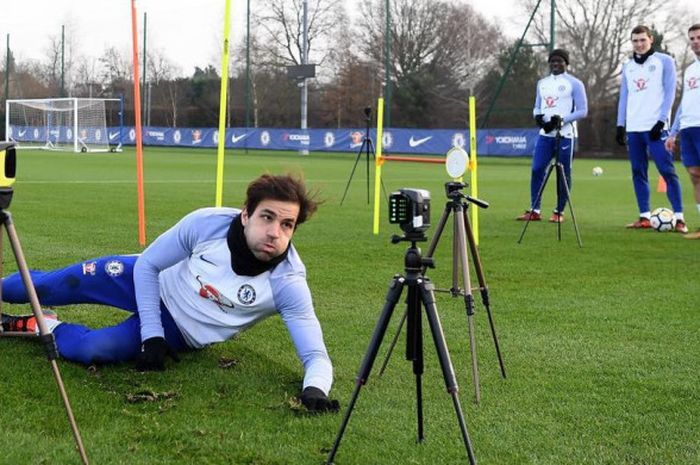 Usaha Cecs Fabregas untuk Selfie di Lapangan