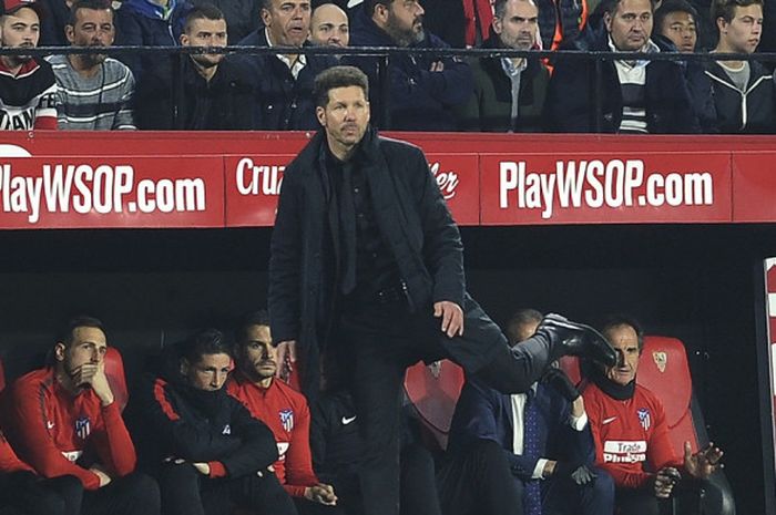 Ekspresi pelatih Atletico Madrid, Diego Simeone, dalam laga leg kedua perempat final Copa del Rey kontra Sevilla di Stadion Ramon Sanchez Pizjuan, Sevilla, pada 23 Januari 2018.