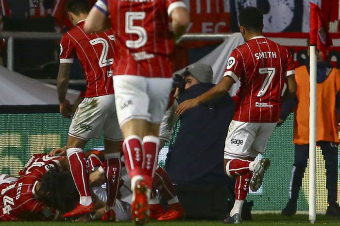 Para pemain Bristol City merayakan gol yang dicetak Joe Bryan ke gawang Manchester United dalam pertandingan perempat final Piala Liga Inggris 2017-2018 di Stadion Ashton Gate, Bristol, Inggris, pada Rabu (20/12/2017). 