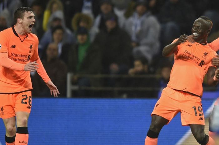 Pemain Liverpool FC, Sadio Mane (kanan), merayakan gol yang dia cetak ke gawang FC Porto dalam laga leg pertama babak 16 besar Liga Champions di Stadion Do Dragao, Porto, Portugal, pada 14 Februari 2018.