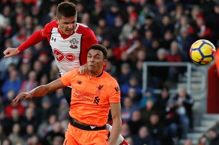 Striker Southampton, Guido Carrillo (kiri), berduel dengan bek Liverpool FC, Trent Alexander-Arnold, dalam laga Liga Inggris di Stadion St. Mary's, Southampton, pada 11 Februari 2018.