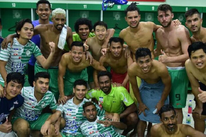 Skuat Melaka United musim 2017 berfoto di ruang ganti.