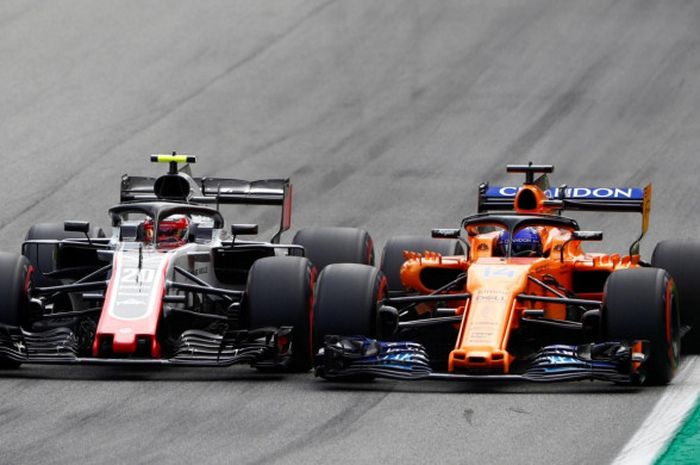 Kevin Magnussen dan Fernando Alonso terlibat duel saat sesi kualifikasi GP Italia di Sirkuit Monza, Italia, Sabtu (1/9/2018).