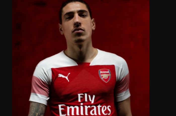 Hector Bellerin mengenakan jersey kandang baru Arsenal untuk musim 2018/2019