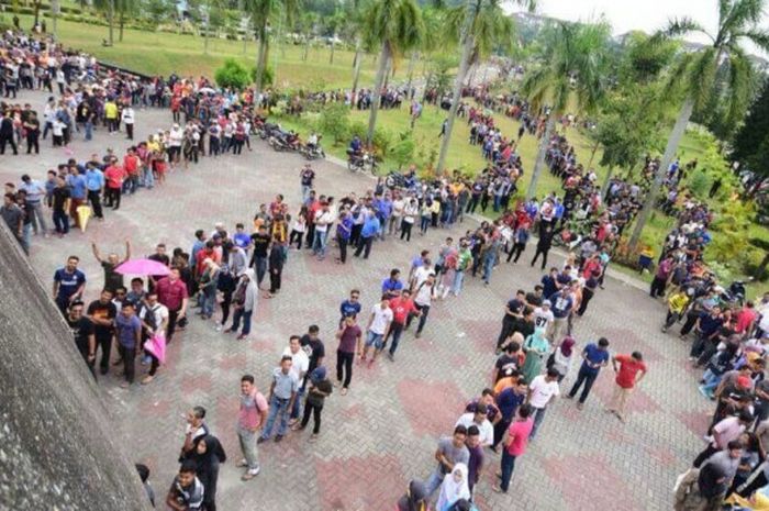 Antrian pembelian tiket Indonesia Vs Malaysia