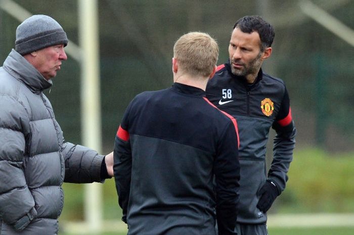  Pelatih Manchester United, Sir Alex Ferguson (kiri), berbicara dengan Ryan Giggs (kanan) dan Paul Scholes dalam sesi latihan tim di Manchester, Inggris, pada 6 November 2012. 