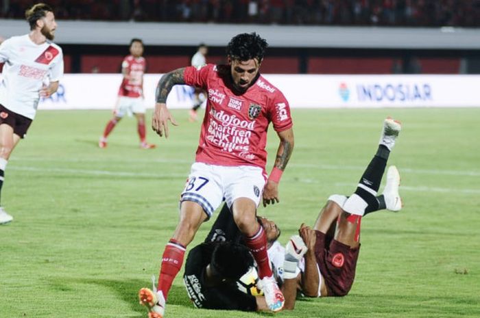 Stefano Lilipaly saat berjibaku dengan pemain PSM Makassar pada laga pekan ke-15 Liga 1 2018 di Stadion Kapten I Wayan Dipta, Gianyar, 11 Juli 2018.