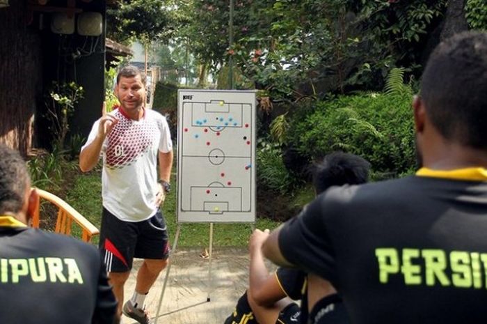  Pelatih Persipura, Osvaldo Lessa, dalam sebuah rapat internal tim Mutiara Hitam di Batu, Malang, Jawa Timur. Osvaldo Lessa mengritik keras jadwal Piala Bhayangkara. 