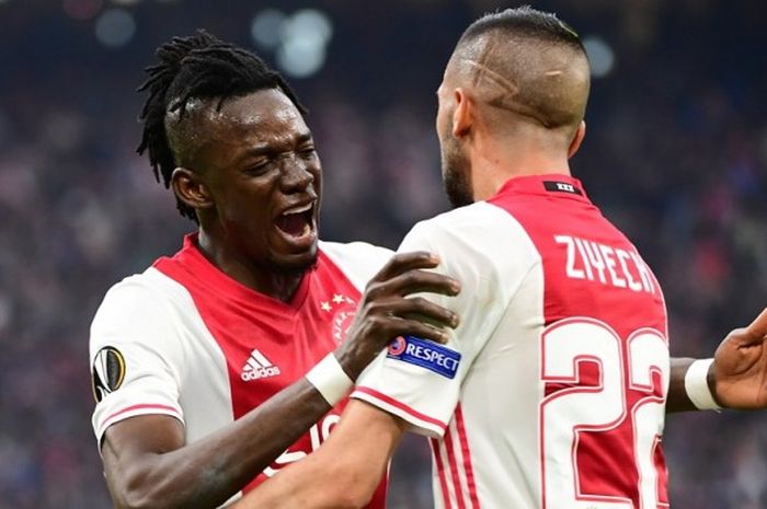 Striker Ajax Amsterdam, Bertrand Traore (kiri), merayakan gol yang ia ciptakan ke gawang Olympique Lyonnais bersama rekannya, Hakim Ziyech, di AmsterdamArena, Amsterdam, Belanda, pada Rabu (3/5/2017).