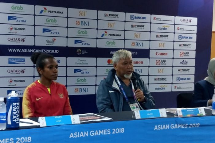 Pelatih timnas putri Indonesia, Satia Bagdja, bersama kiper Norfifice Boma saat sesi konferensi pers selepas laga melawan timnas Taiwan, Minggu (19/8/2018).