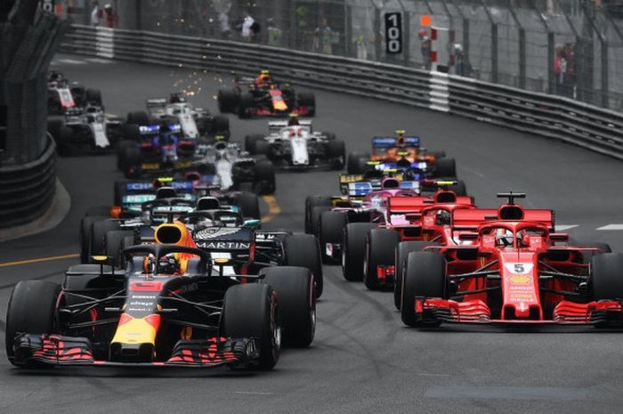   Aksi pebalap F1 selepas start GP Monaco 2018 yang berlangsung Minggu (27/5/2018).  