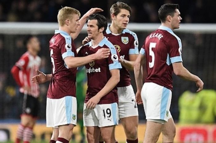 Joey Barton disambut rekan-rekannya di Burnley FC seusai mencetak gol ke gawang Southampton pada lanjutan Premier League di Turf Moor, Sabtu (14/1/2017). 