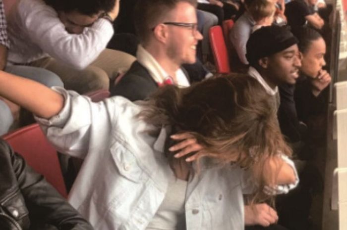 Esha Gupta melakukan dab di Stadion Emirate (30/7/2017) waktu setempat