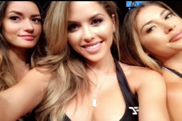 (dari ki-ka) Vanessa Hanson, Brittney Palmer, dan Arianny Celeste adalah beberapa octagon girls yang bertugas memegang papan ronde di UFC.