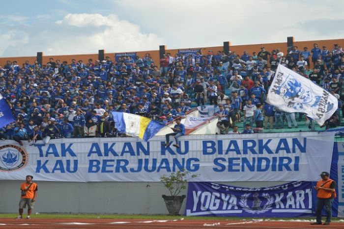 Suporter PSIS Semarang saat mendukung Mahesa Jenar melawan PSMS Medan di Moch Soebroto, Minggu (15/4/2018).