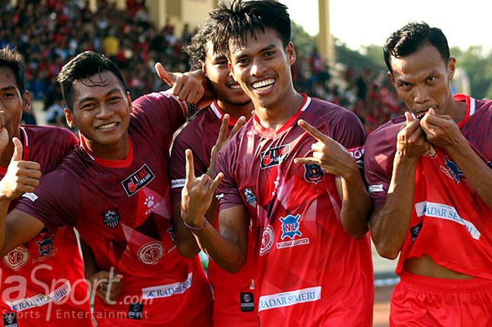 Pemain Semeru FC merayakan kemenangan mereka atas PSBS Biak dalam laga pekan kedua Liga 2 2018 di Stadion Semeru, Lumajang, Senin (30/4/2018) sore.