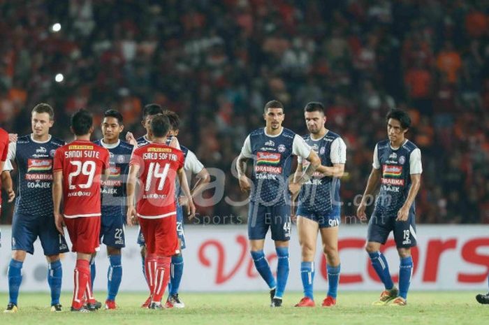 Para pemain Persija Jakarta dan Arema FC bersalaman jelang laga Liga 1 2018 di Stadion Utama GBK pada Sabtu (31/3/2018).