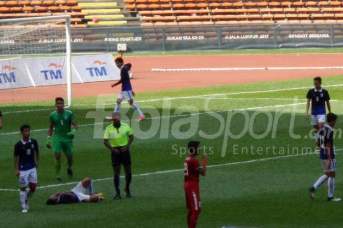 Tim nasional U-22 Indonesia melawan Kamboja pada pertandingan terakhir Grup B SEA Games 2017, Kamis (24/8/2017). 