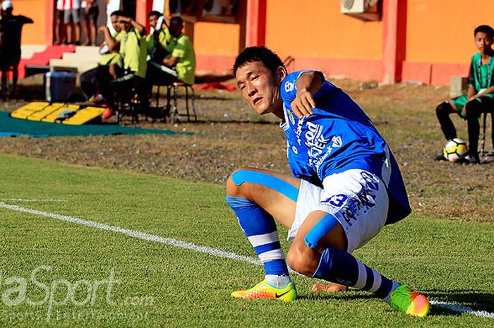 Gelandang Persib Bandung, Oh In-kyun, saat tampil melawan Madura United pada pekan ketujuh Liga 1 2018 di Stadion Gelora Ratu Pamellingan Pamekasan, Jawa Timur, Jumat (04/05/2018) sore.