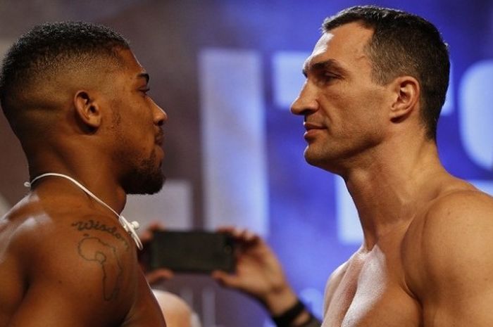 Petinju Inggris, Anthony Joshua (kiri), bertatap muka dengan petinju Ukraina, Wladimir Klitschko, dalam sesi timbang berat badan di London, Jumat (28/4/2017).