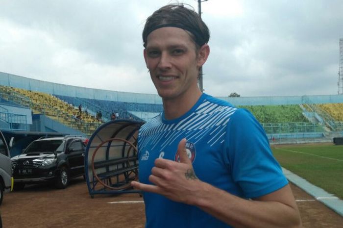 Brent Griffiths, pemain asal Australia yang didatangkan oleh Arema FC telah mengikuti sesi latihan di Stadion Kanjuruhan, Kamis sore 27 Juli 2017.