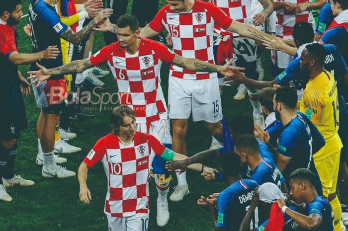 Kapten tim nasional Kroasia, Luka Modric, memimpin rekan-rekannya menerima medali perunggu setelah kalah 2-4 dari Prancis pada final Piala Dunia 2018 di Stadion Luzhniki, Rusia, 15 Juli 2018