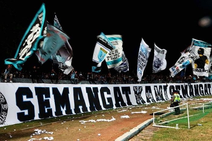 Aksi suporter Persela Lamongan saat mendukung tim kesayangan mereka melawan Madura United dalam laga Torabika Soccer Championship 2016 yang berakhir dengan skor 2-1 di Stadion Surajaya, Lamongan, Jawa Timur (4/11/2016).