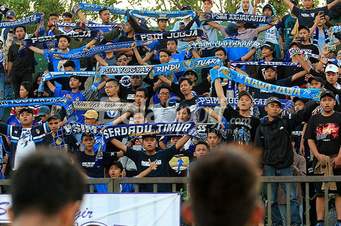 Aksi suporter PSIM Yogyakarta, Brajamusti, saat mendukung timnya dalam laga perdana Liga 2 2018 melawan Madura FC di Stadion A Yani Sumenep, Jawa Timur, Kamis (26/04/2018) sore.