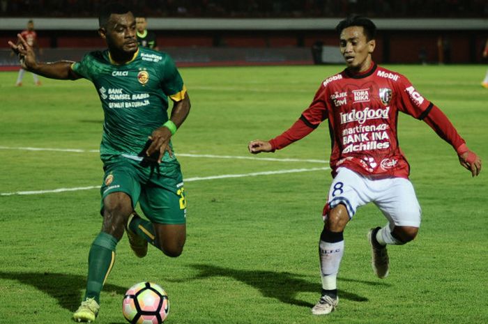  Gelandang Bali United, M Taufiq (kanan) mencoba menghalangi laju bek Sriwijaya FC, Markho Sandy Mer