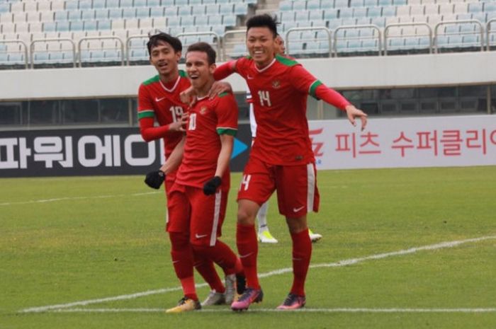 Selebrasi trio timnas U-19 Indonesia, Hanis Saghara, Egy Maulana Vikri, dan Feby Eka Putra (kiri ke kanan) seusai mencetak gol ke gawang timnas U-19 Timor Leste pada laga kedua Grup F Kualifikasi Piala Asia U-19 2018 di Stadion Paju, Korea Selatan, 2 November 2017. 