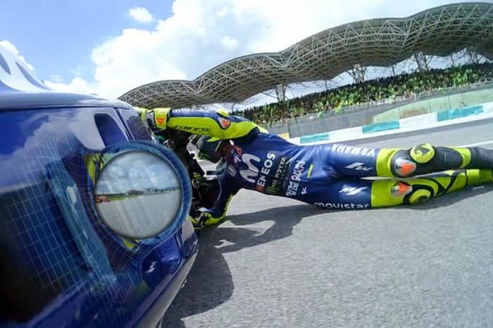 Momen saat Valentino Rossi (Movistar Yamaha) terjatuh dari motornya dalam sesi balapan MotoGP Malaysia 2018 yang digelar Minggu (4/11/2018).